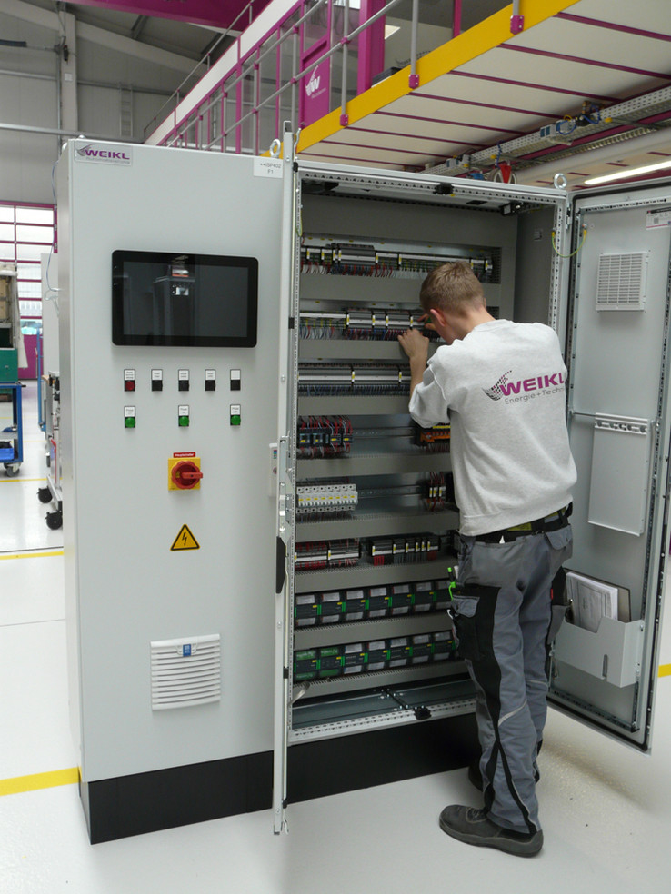 Using the EPLAN Smart Wiring module, the technician is guided through the individual wiring steps.