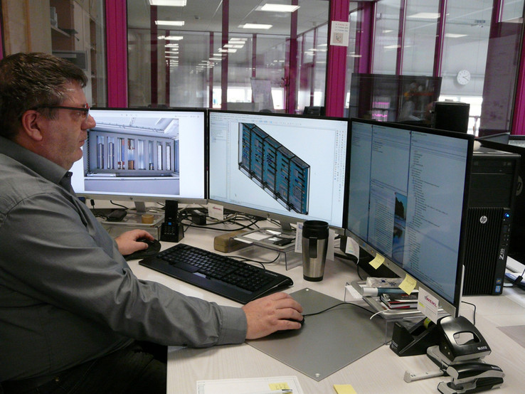 Designers use a three-monitor system and consistently work with the EPLAN Platform, starting from Preplanning and Pro Panel through to Smart Wiring.