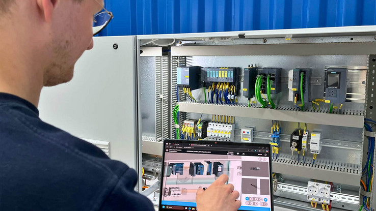 The digital twin at work: EPLAN Smart Mounting shows the next step for assembling a control cabinet. 
